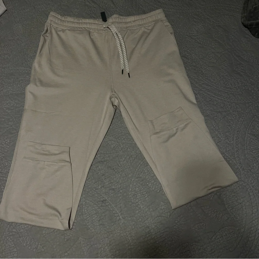 Vuori ecru performance joggers new without tags - Picture 4 of 4